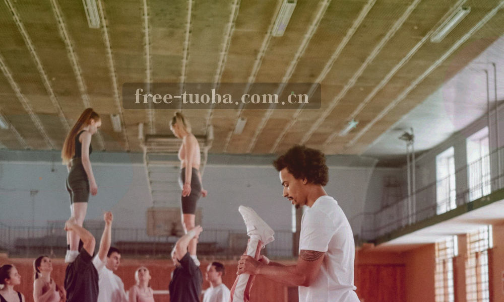 七档区间色阶卡片并列，每档带条款编号标签